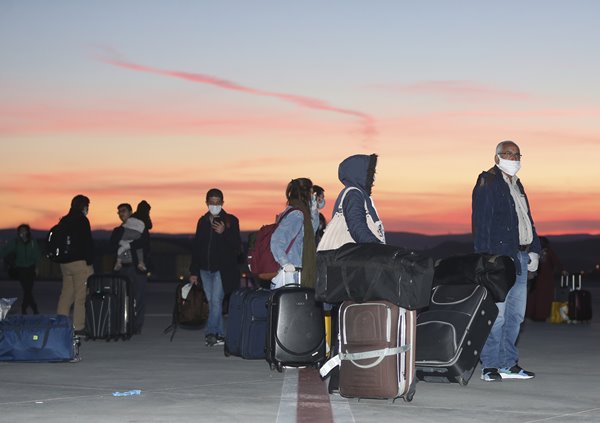 Foto - Londra'dan 349 Türk vatandaşı uçakla Ankara'ya getirildi