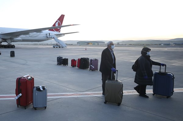 Foto - Londra'dan 349 Türk vatandaşı uçakla Ankara'ya getirildi