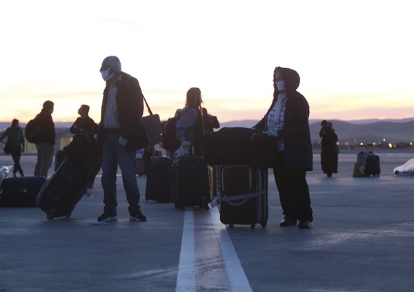 Foto - Londra'dan 349 Türk vatandaşı uçakla Ankara'ya getirildi