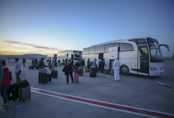 Foto - Londra'dan 349 Türk vatandaşı uçakla Ankara'ya getirildi