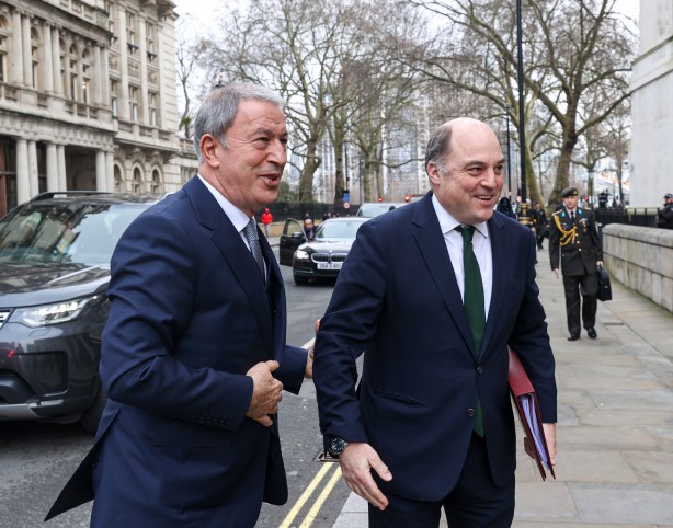 Londra'ya giden Bakan Akar'dan önemli görüşme