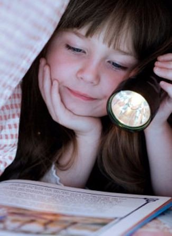 Foto - Loş ışıkta okumak gözleri bozuyor mu?