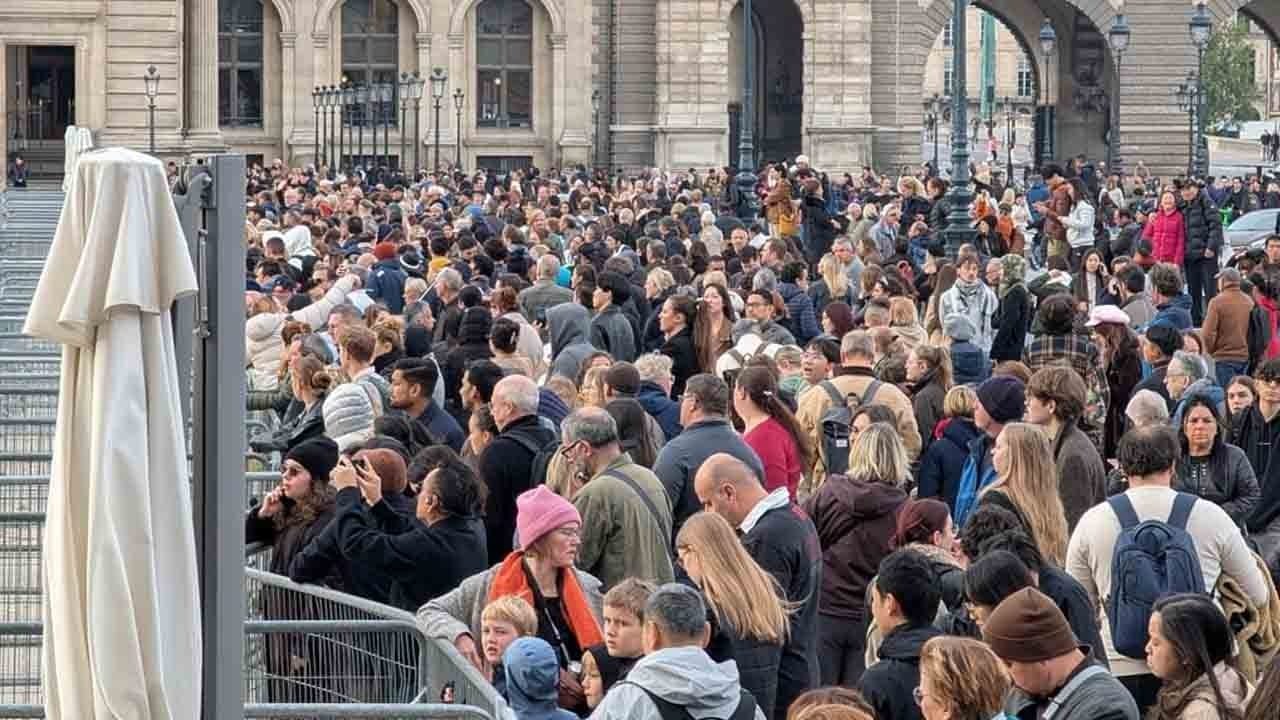 Foto - Louvre Müzesi olaylardan dolayı kapatıldı! Binlerce paha biçilmez eser korumaya alındı!