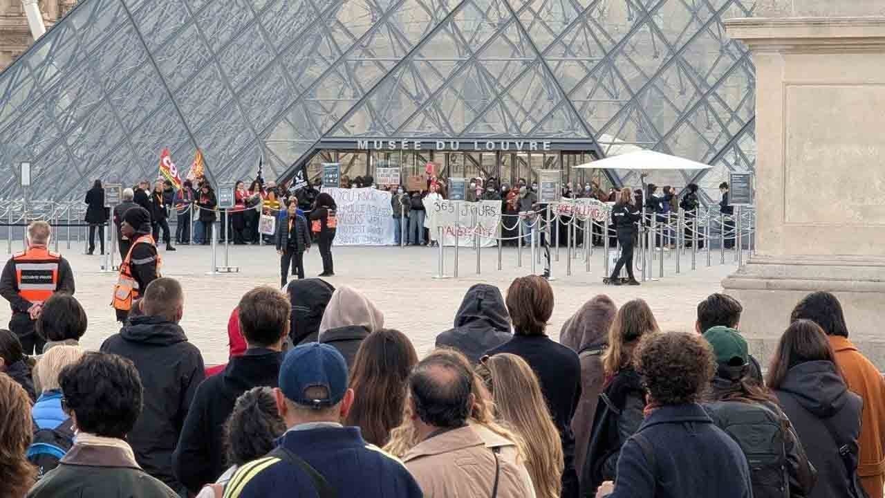 Foto - Louvre Müzesi olaylardan dolayı kapatıldı! Binlerce paha biçilmez eser korumaya alındı!