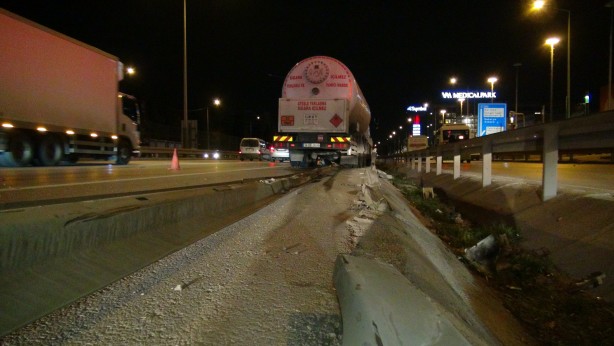 Foto - LPG yüklü tanker kaza yaptı, patlamaması faciayı önledi