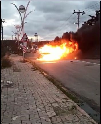 LPG’li otomobil alev topuna döndü! Canını araçtan atlayarak kurtardı