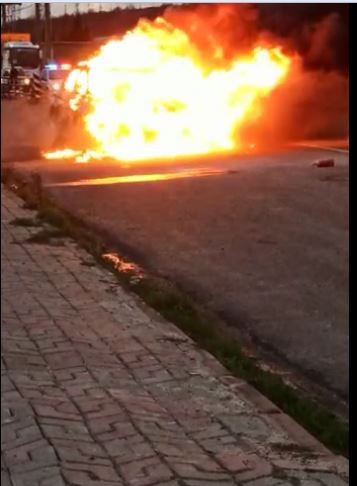 Foto - LPG’li otomobil alev topuna döndü! Canını araçtan atlayarak kurtardı