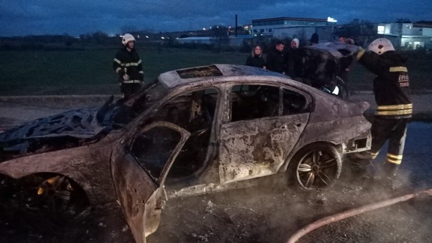 Foto - LPG’li otomobil alev topuna döndü! Canını araçtan atlayarak kurtardı