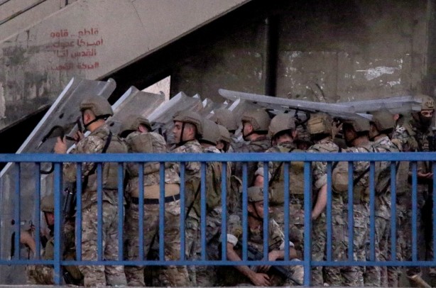 Foto - Lübnan'da halk sokağa döküldü! Ortalık savaş alanına döndü