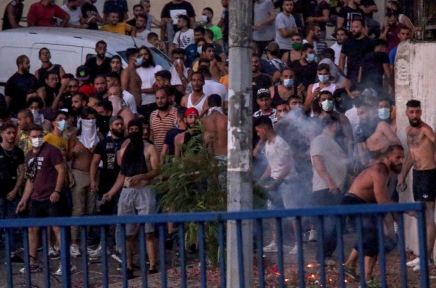 Foto - Lübnan'da halk sokağa döküldü! Ortalık savaş alanına döndü
