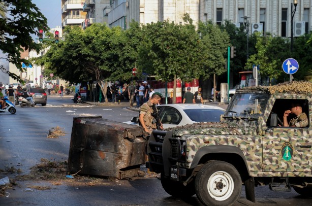 Foto - Lübnan'da halk sokağa döküldü! Ortalık savaş alanına döndü