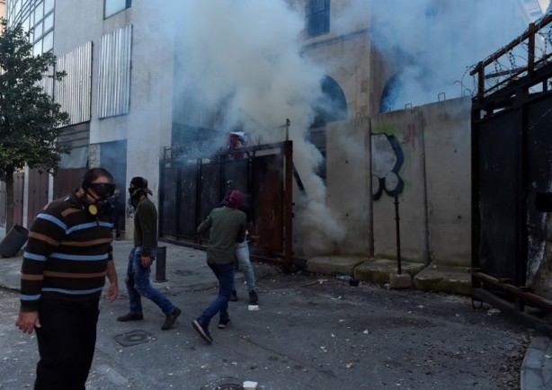 Foto - Lübnan’da Parlamento binasına saldırdılar