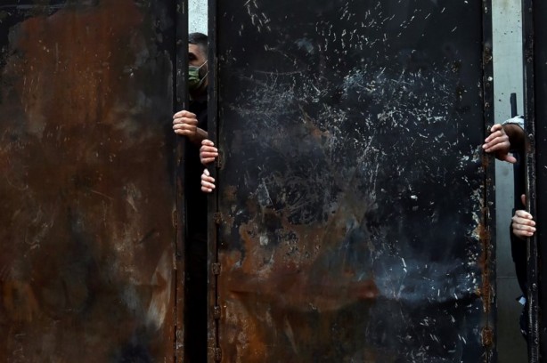 Foto - Lübnan’da Parlamento binasına saldırdılar