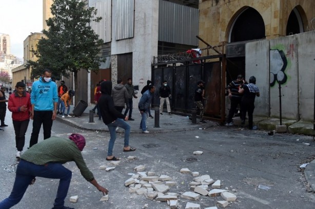 Foto - Lübnan’da Parlamento binasına saldırdılar