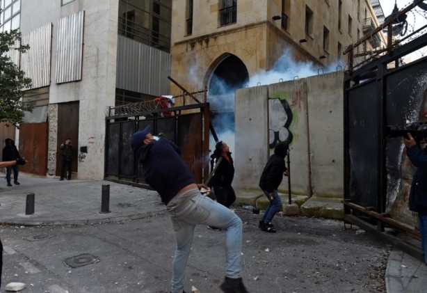 Foto - Lübnan’da Parlamento binasına saldırdılar