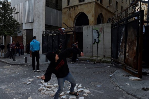 Foto - Lübnan’da Parlamento binasına saldırdılar