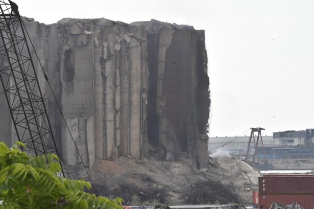 Foto - Lübnan'daki patlamanın sembolüydü! Buğday silosu kısmen yıkıldı