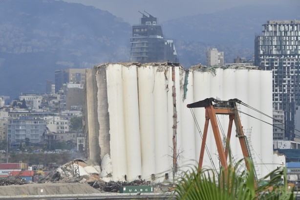 Foto - Lübnan'daki patlamanın sembolüydü! Buğday silosu kısmen yıkıldı