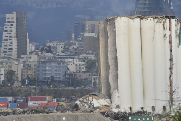 Foto - Lübnan'daki patlamanın sembolüydü! Buğday silosu kısmen yıkıldı