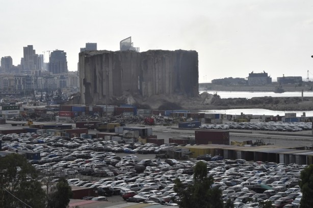 Foto - Lübnan'daki patlamanın sembolüydü! Buğday silosu kısmen yıkıldı