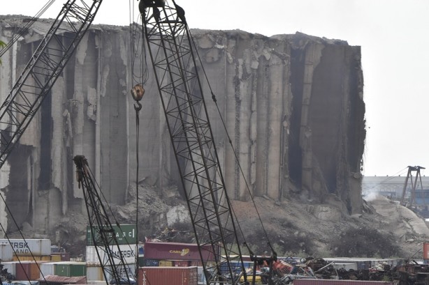 Lübnan'daki patlamanın sembolüydü! Buğday silosu kısmen yıkıldı