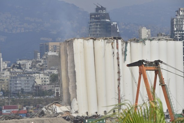 Foto - Lübnan'daki patlamanın sembolüydü! Buğday silosu kısmen yıkıldı
