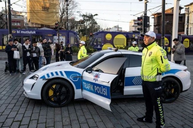Foto - Lük araçlar devriyede! Sokakta gören vatandaşlar bakmadan geçemiyor