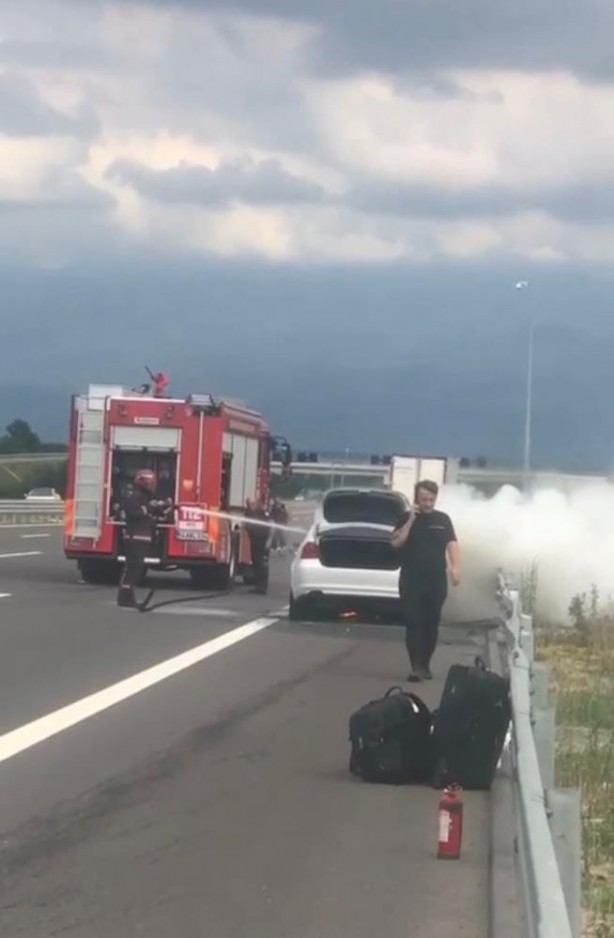 Lüks araç alevlere teslim oldu