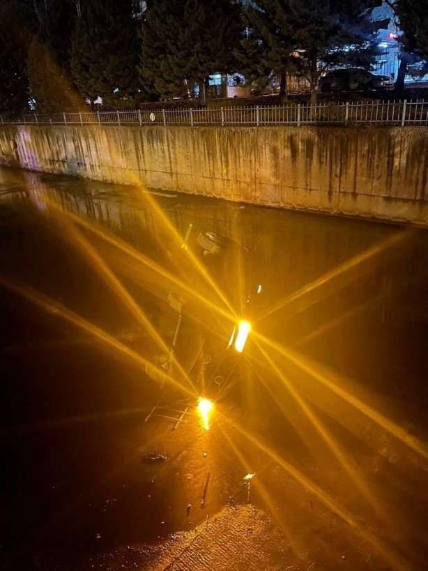 Foto - Lüks araç dereye uçtu! 1 yaralı