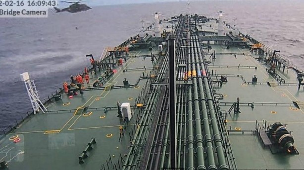 Foto - Lüks araçları taşıyan kargo gemisi alev alev yandı!