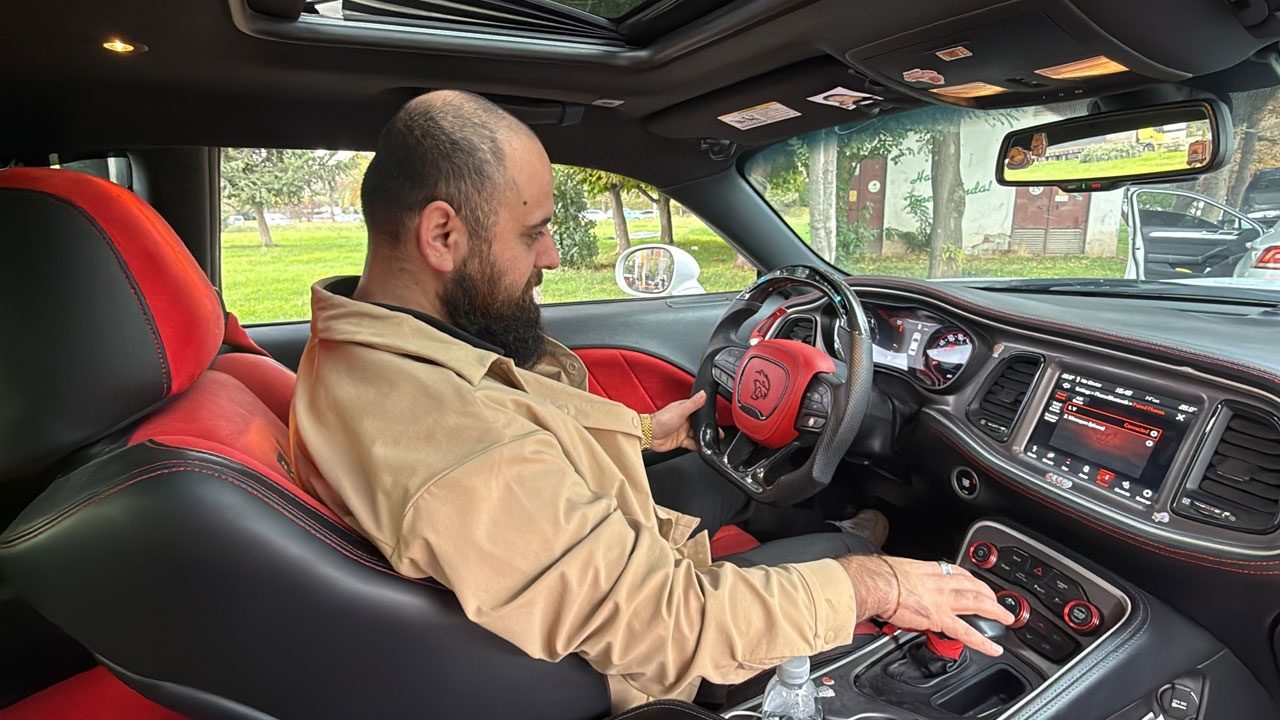 Foto - Lüks otomobili gören müteahhit sanıyor! Sahibi asgari ücretle çalışan inşaat işçisi
