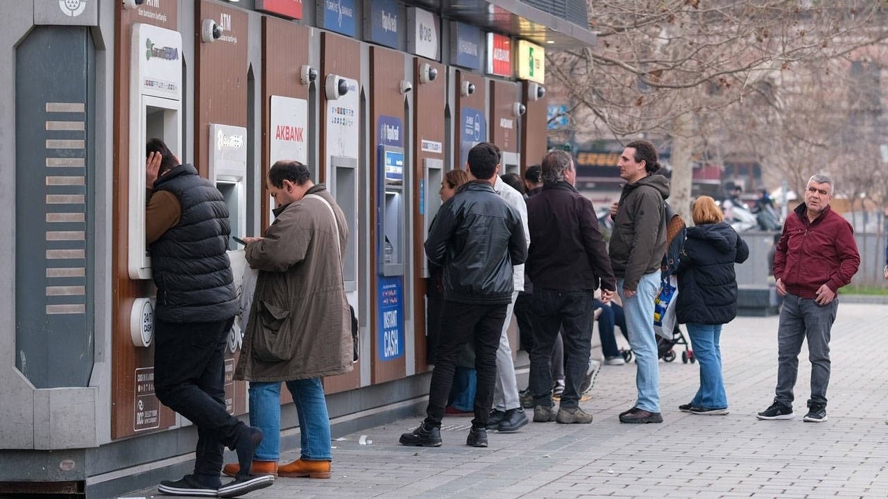Foto - Maaşını çeken milyonlarca vatandaşa kritik uyarı geldi! O kuralı bilmeyen cebindeki paradan oluyor