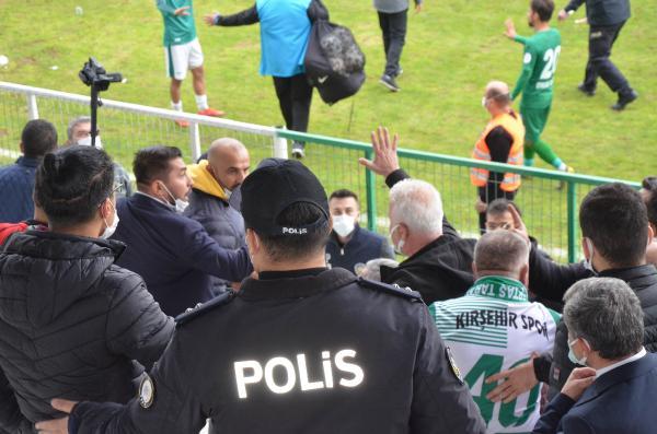 Foto - Maç bitimi saha meydan muharebesine döndü!