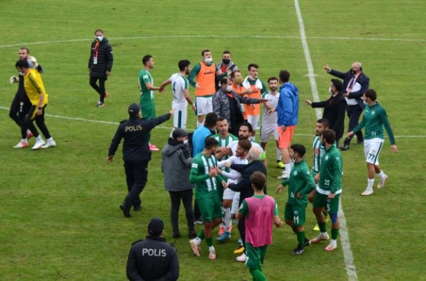 Foto - Maç bitimi saha meydan muharebesine döndü!