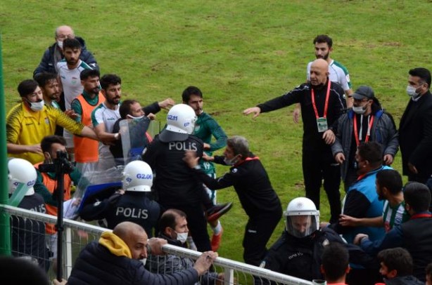 Foto - Maç bitimi saha meydan muharebesine döndü!