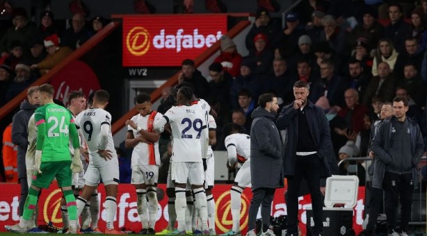 Foto - Maç esnasında korkutan olay! Bir anda yere yığıldı