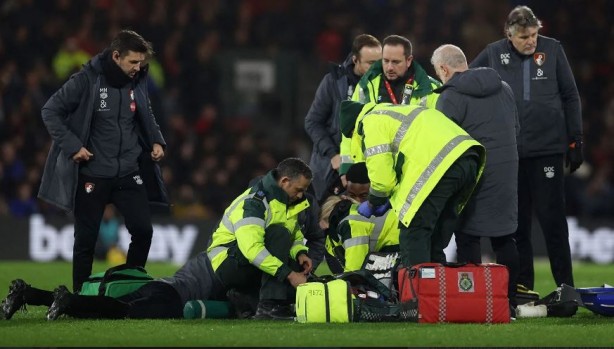 Foto - Maç esnasında korkutan olay! Bir anda yere yığıldı