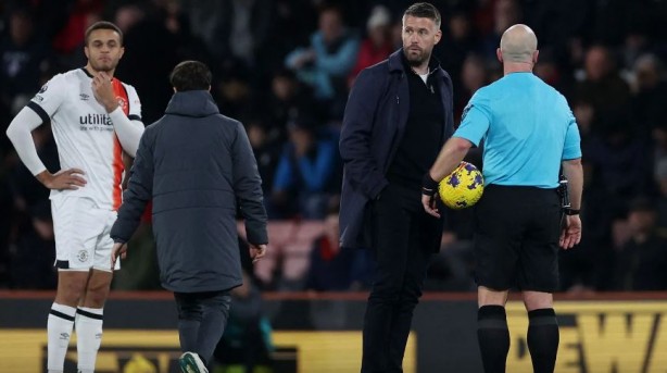 Foto - Maç esnasında korkutan olay! Bir anda yere yığıldı