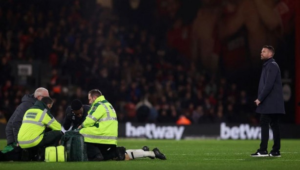 Foto - Maç esnasında korkutan olay! Bir anda yere yığıldı