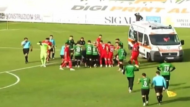 Foto - Maç sırasında kendini yere bırakan futbolcu bir daha kalkamadı! Yeşil sahalarda korkunç ölüm! Ünlü futbolcu hayatını kaybetti