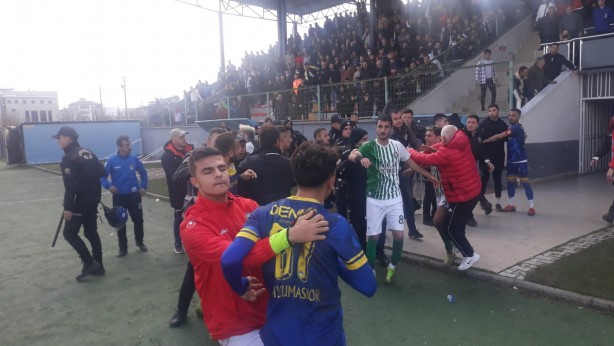 Foto - Maç sonrası polisle futbolcular arasında arbede