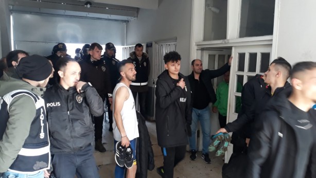 Foto - Maç sonrası polisle futbolcular arasında arbede