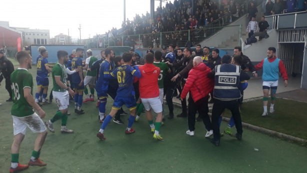 Maç sonrası polisle futbolcular arasında arbede