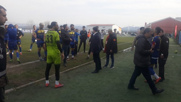 Foto - Maç sonrası polisle futbolcular arasında arbede