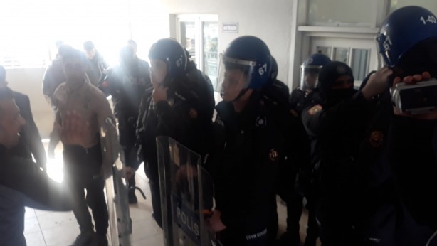 Foto - Maç sonrası polisle futbolcular arasında arbede