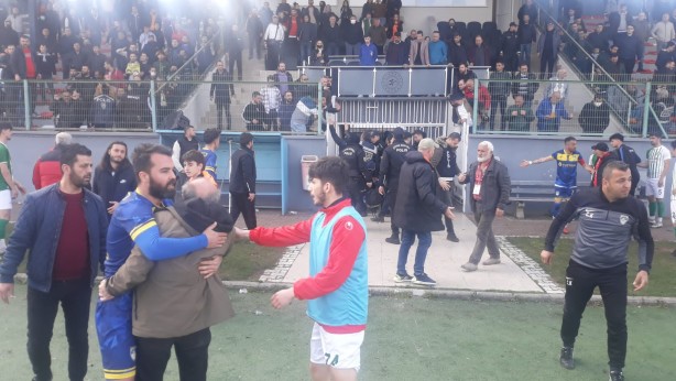 Foto - Maç sonrası polisle futbolcular arasında arbede