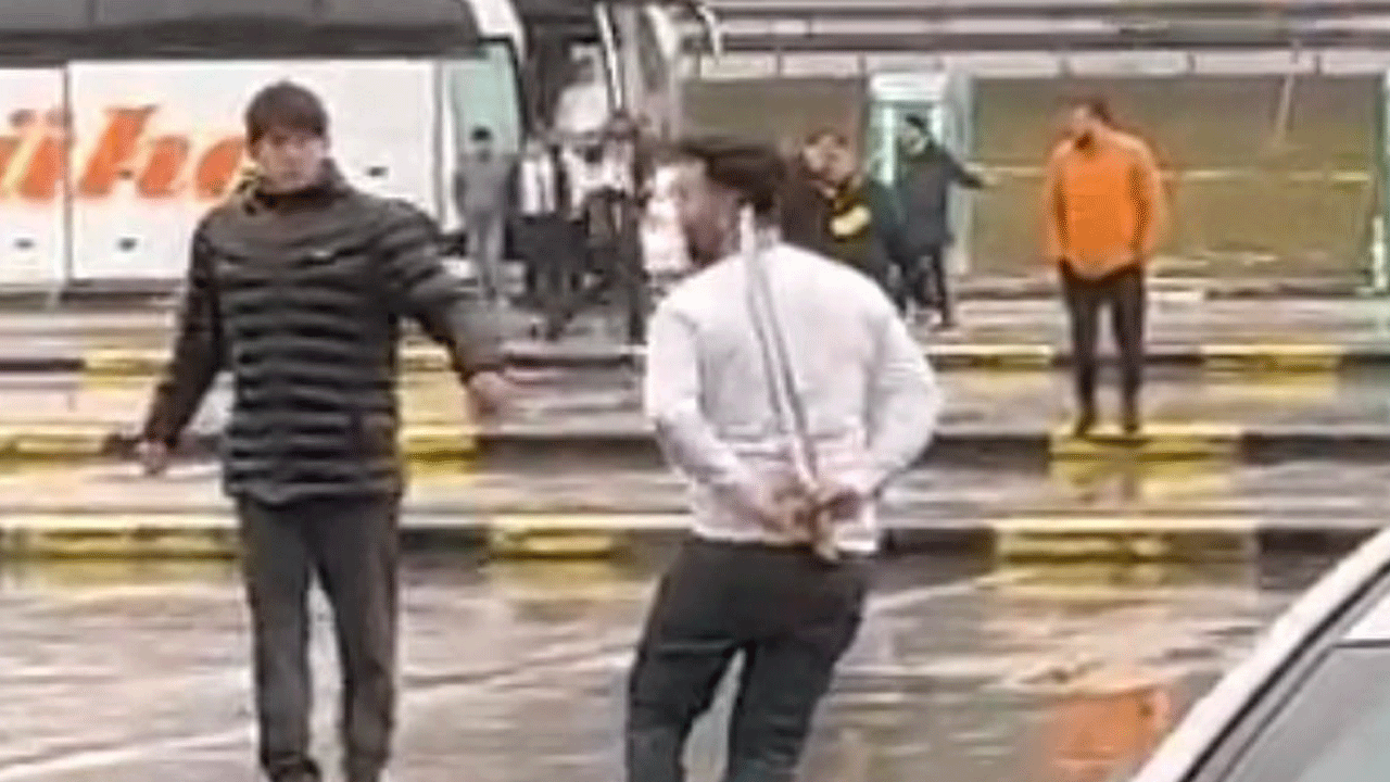 Foto - Maça mı gidiyorlar savaşa mı? Taraftarlar birbirine girdi kan aktı