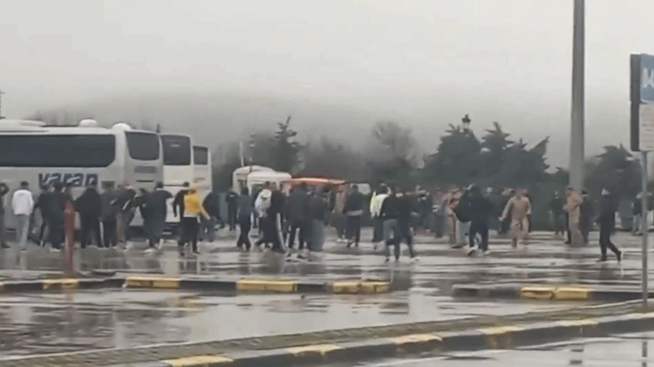Foto - Maça mı gidiyorlar savaşa mı? Taraftarlar birbirine girdi kan aktı