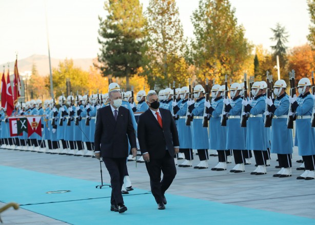 Foto - Macaristan Başbakanı Türkiye'ye teslim etti! O kare güne damga vurdu