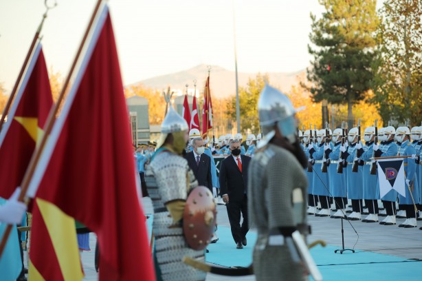 Macaristan Başbakanı Türkiye'ye teslim etti! O kare güne damga vurdu